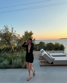 Hazar Ergüclü feet photo thumbnail