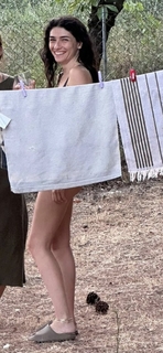 Hazar Ergüclü feet photo thumbnail