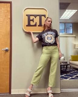 Heather Elizabeth Morris feet photo thumbnail