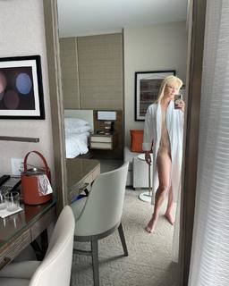 Heather Elizabeth Morris feet photo thumbnail