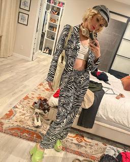 Heather Elizabeth Morris feet photo thumbnail