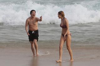 Heather Graham feet photo thumbnail