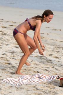 Heather Graham feet photo thumbnail