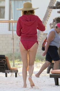 Heather Graham feet photo thumbnail
