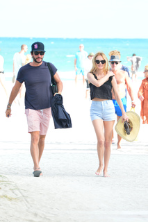 Heather Graham feet photo thumbnail