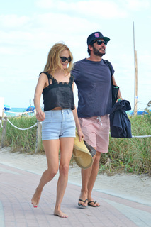 Heather Graham feet photo thumbnail