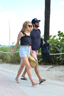 Heather Graham feet photo thumbnail
