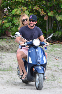 Heather Graham feet photo thumbnail