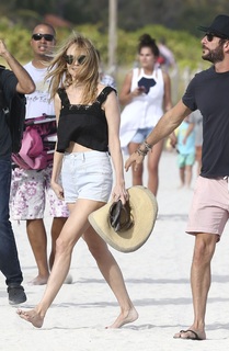 Heather Graham feet photo thumbnail