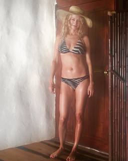 Heather Graham feet photo thumbnail
