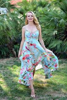 Heather Graham feet photo thumbnail