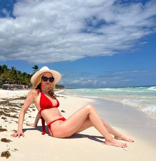 Heather Graham feet photo thumbnail
