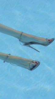 Heather Graham feet photo thumbnail