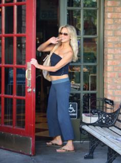 Heather Locklear feet photo thumbnail