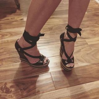 Heather Locklear feet photo thumbnail
