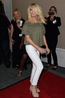 Heather Locklear feet photo thumbnail