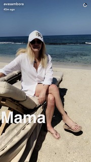 Heather Locklear feet photo thumbnail