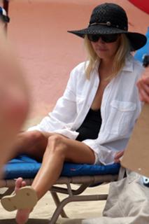 Heather Locklear feet photo thumbnail