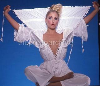 Heather Thomas feet photo thumbnail