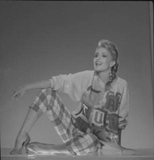 Heather Thomas feet photo thumbnail