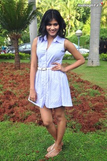 Hebah Patel feet photo 4