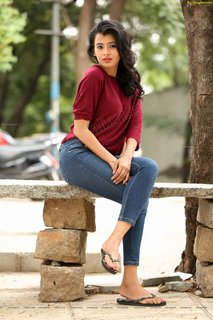 Hebah Patel feet photo 12