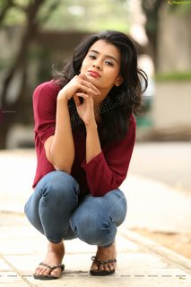 Hebah Patel feet photo 10