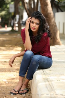 Hebah Patel feet photo 9