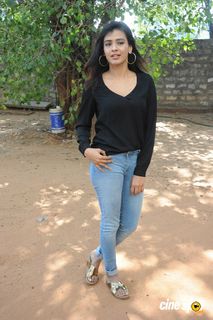 Hebah Patel feet photo 4