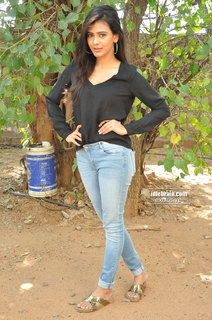 Hebah Patel feet photo 9