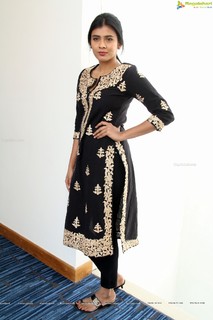 Hebah Patel feet photo 6