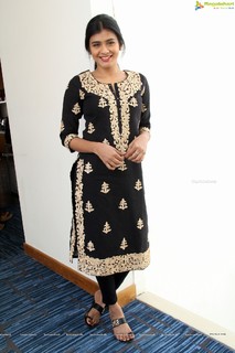 Hebah Patel feet photo 5
