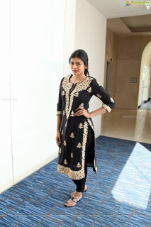 Hebah Patel feet photo 4