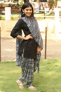 Hebah Patel feet photo 20