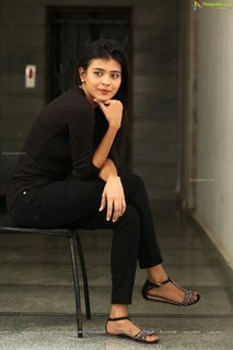 Hebah Patel feet photo 18