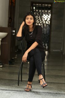 Hebah Patel feet photo 17