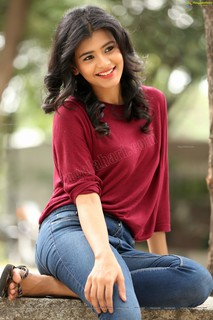 Hebah Patel feet photo 3