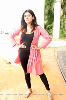 Hebah Patel feet photo 16