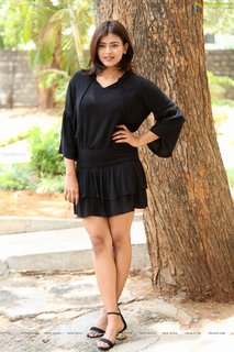 Hebah Patel feet photo 10