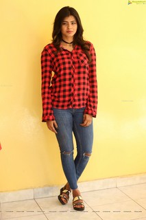 Hebah Patel feet photo 17