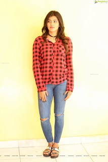 Hebah Patel feet photo 14