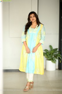 Hebah Patel feet photo 10