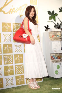 Hebe Tien feet photo 15