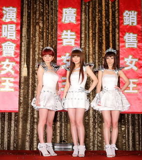Hebe Tien feet photo 3