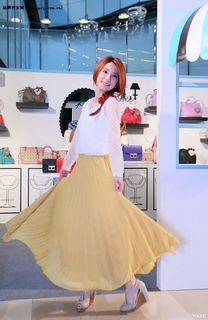Hebe Tien feet photo 20
