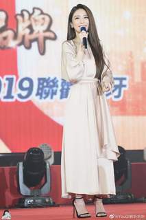 Hebe Tien feet photo 11