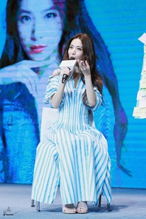 Hebe Tien feet photo 6