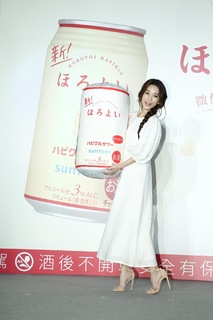 Hebe Tien feet photo 4