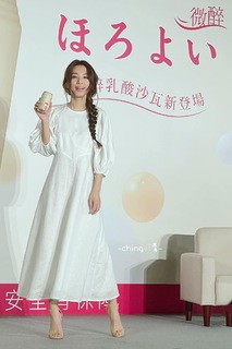 Hebe Tien feet photo 2