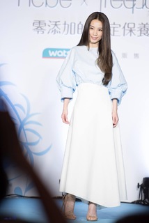 Hebe Tien feet photo 8